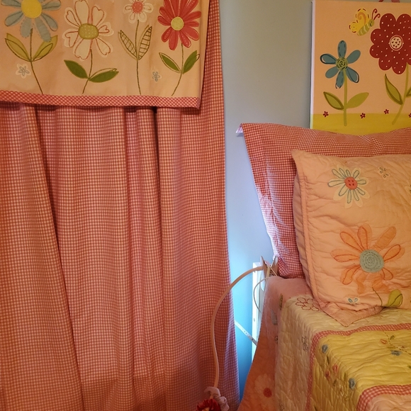 Pottery barn pink flowers quilt bedding set and bathroom set - Picture 3 of 5